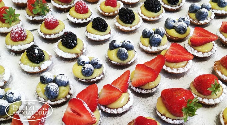 Tartellette di pasta frolla e frutta: una delizia senza età Tartellette di pasta frolla e frutta: una delizia senza età